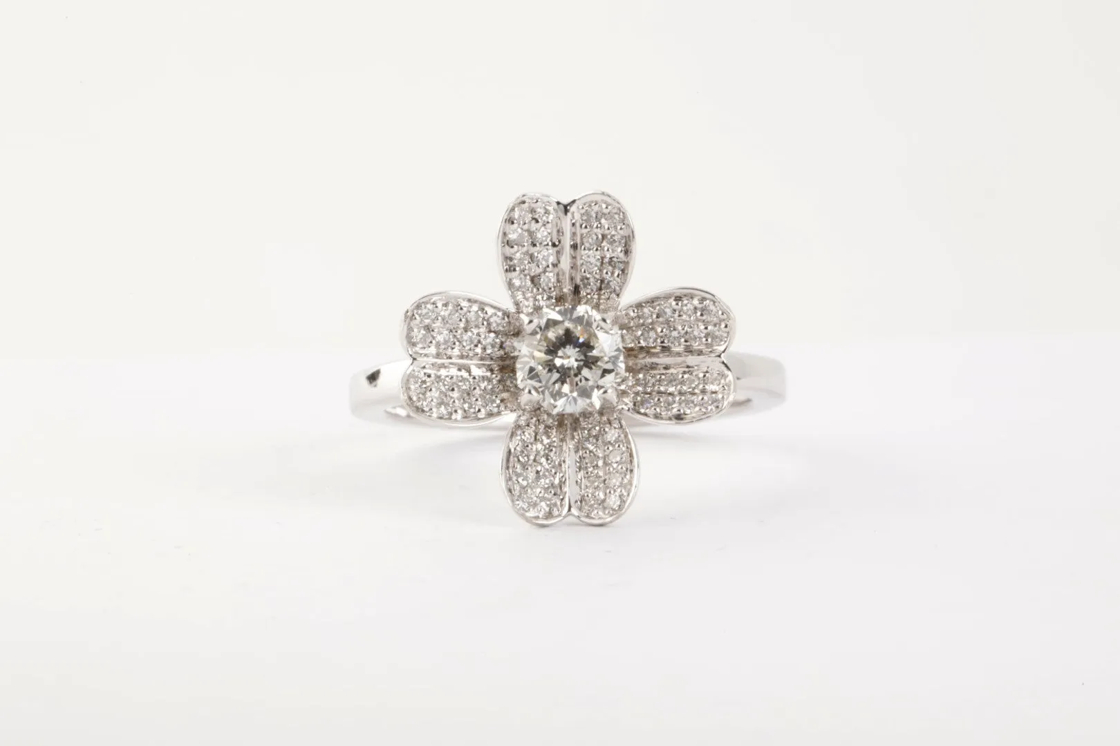 18k White Gold 0.83ctw Diamond Flower Ring Size 6 (4.50g.)