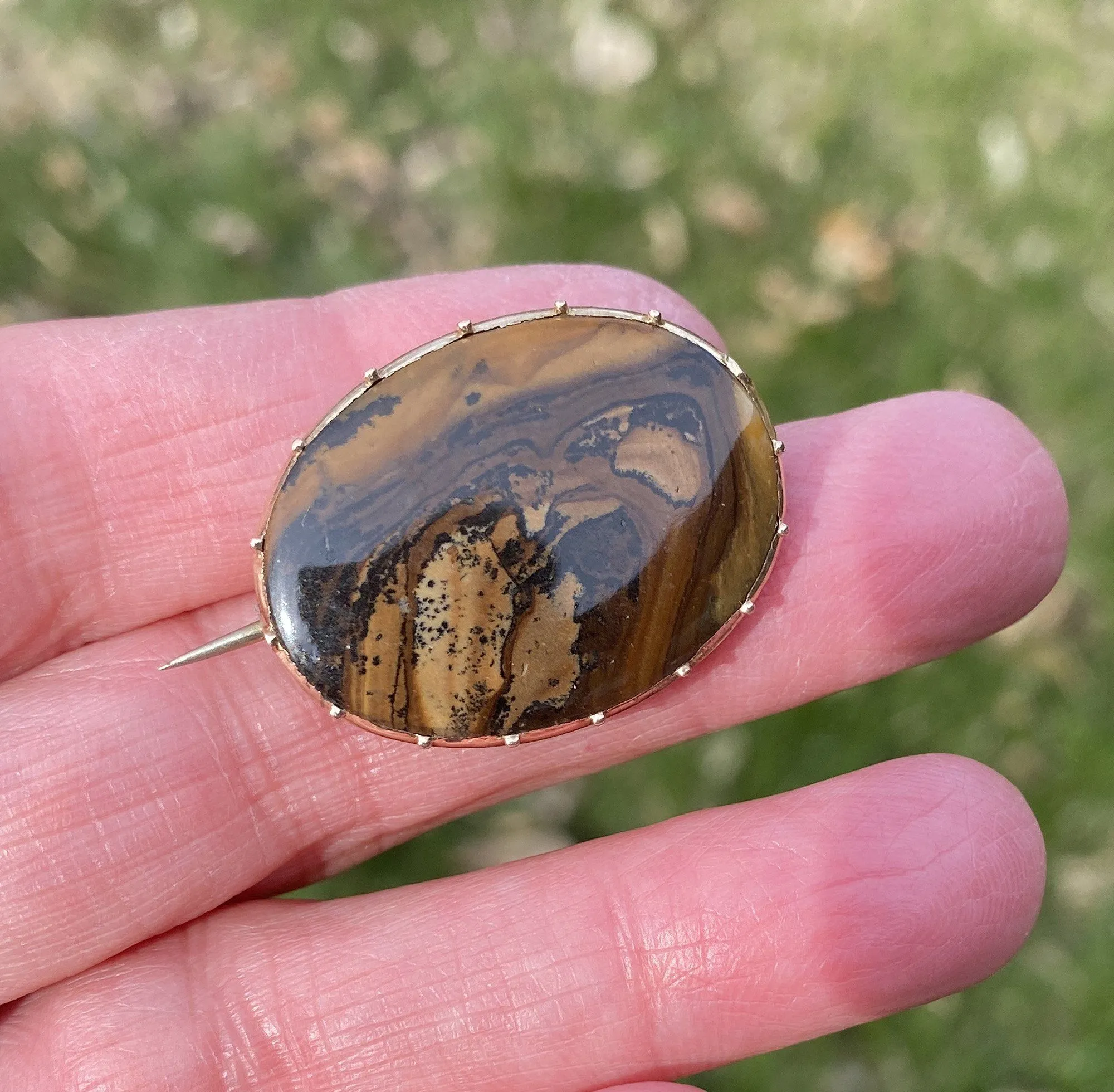 Mid 1800s Antique Victorian Solid Gold Agate Brooch