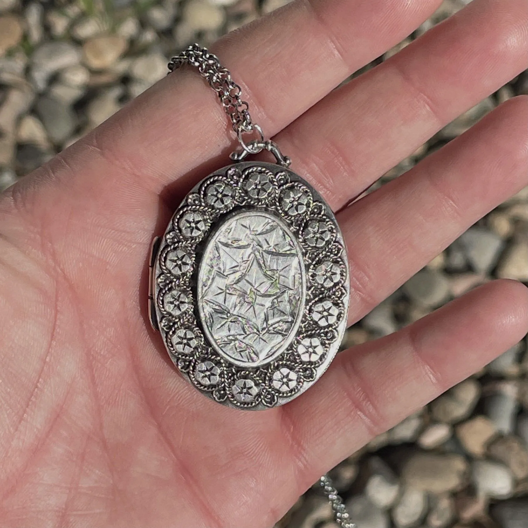 Victorian Sterling Silver Ivy Leaf Engraved Photo Keepsake Locket