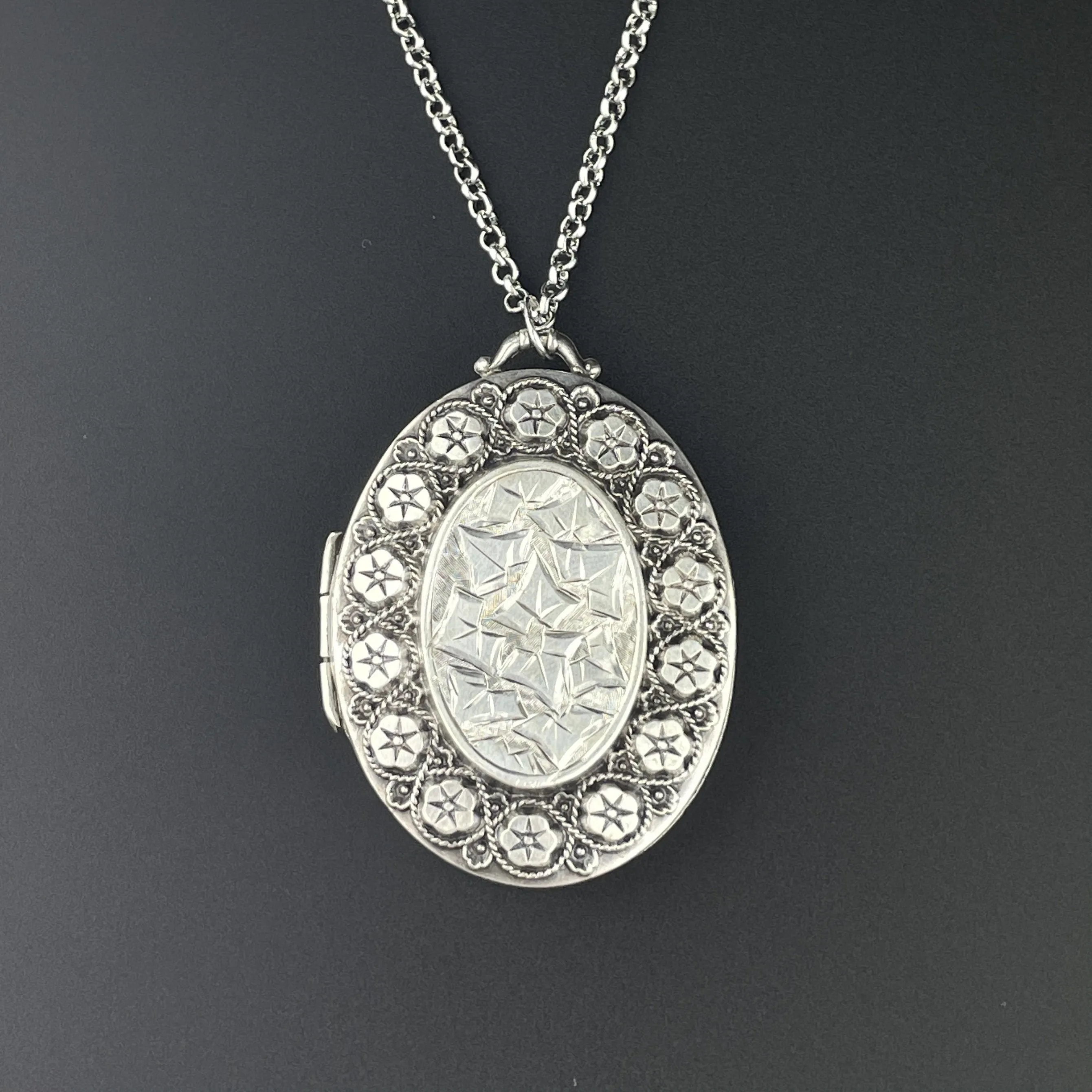 Victorian Sterling Silver Ivy Leaf Engraved Photo Keepsake Locket